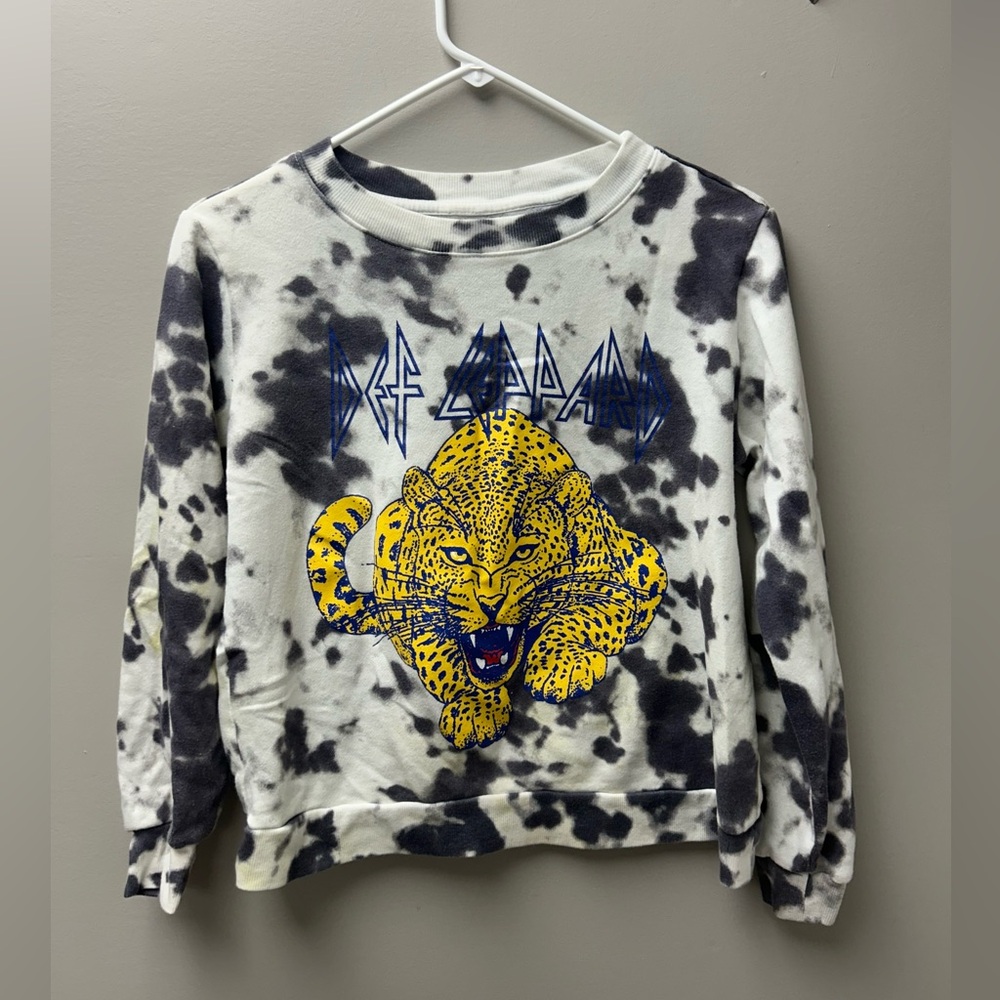 Def Leppard Women’s Tie-Dye Leopard Graphic Crewneck Sweater‎
